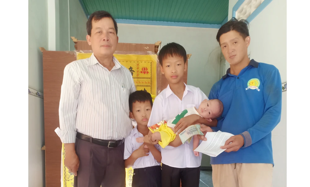 Anh Khang và các con nhận số tiền từ bạn đọc