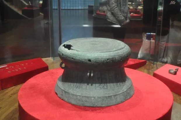 Trống đồng Quảng Chính (Niên đại: Văn hóa Đông Sơn, khoảng Thế kỷ III-II trước Công nguyên; hiện lưu giữ tại Bảo tàng tỉnh Quảng Ninh. Ảnh: baotangquangninh