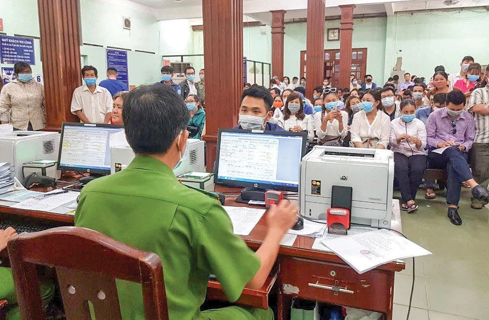 Mấy ngày qua, lượng người đến làm căn cước công dân tại TPHCM tăng đột biến