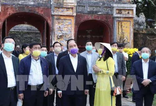 Thủ tướng Nguyễn Xuân Phúc kiểm tra công tác phòng chống dịch tại Quần thể Di tích Cố đô Huế. Ảnh: Thống Nhất – TTXVN