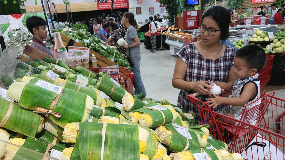 Hoạt động mua bán tại một siêu thị ở TPHCM. Ảnh: HOÀNG HÙNG