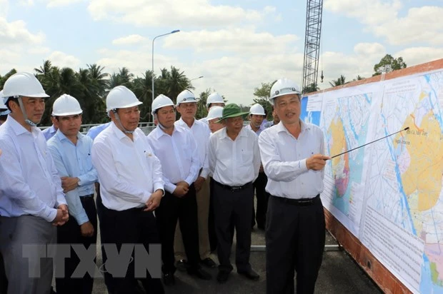 Phó Thủ tướng Thường trực Chính phủ Trương Hòa Bình khảo sát công tác phòng, chống hạn hán, xâm nhập mặn tại công trình Cống Vũng Liêm. Ảnh: Phạm Minh Tuấn/TTXVN