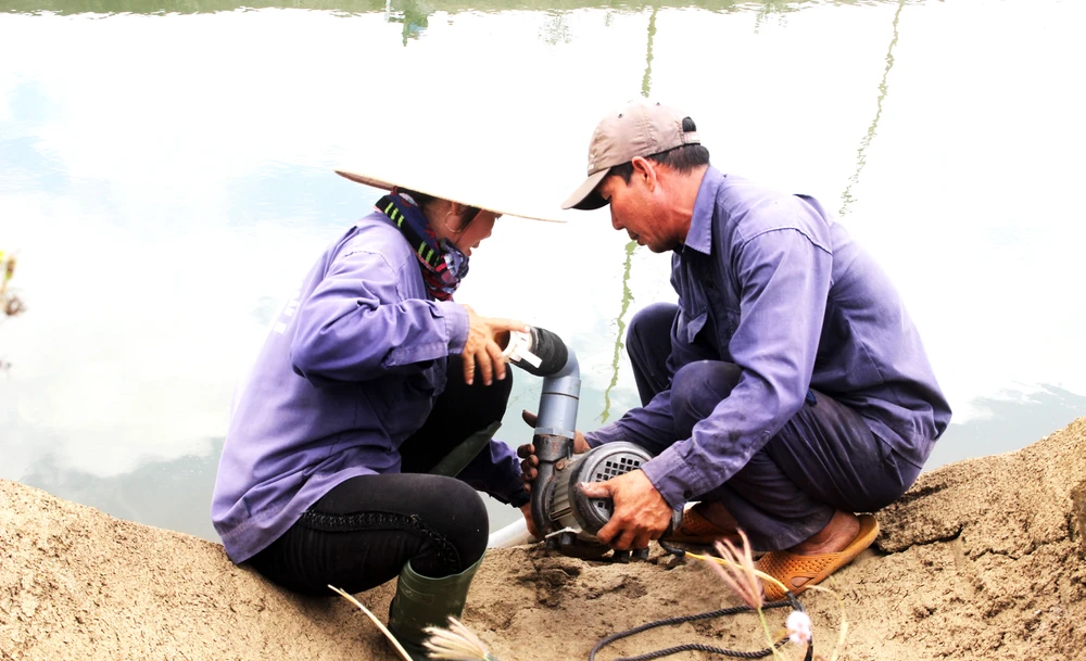 Thủy điện An Khê-Ka Nak xả nước cứu hàng trăm ha lúa, hoa màu cho người dân xã Tây Thuận, huyện Tây Sơn, tỉnh Bình Định. Ảnh: NGỌC OAI