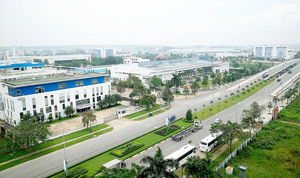 Verosa Park đến khu công nghệ cao TPHCM chỉ 5 phút lái xe, gần khu đô thị Đại học quốc gia và Đại học Fulbright đang được xây dựng