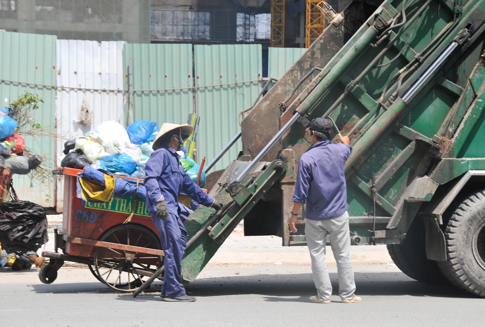 Thu gom rác tại một công ty dịch vụ công ích. Ảnh: Cao Thăng