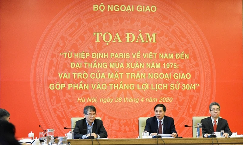 Tọa đàm “Từ Hiệp định Paris về Việt Nam đến đại thắng Mùa Xuân năm 1975: Vai trò của Mặt trận ngoại giao góp phần vào thắng lợi lịch sử 30-4”. Ảnh: dangcongsan.vn