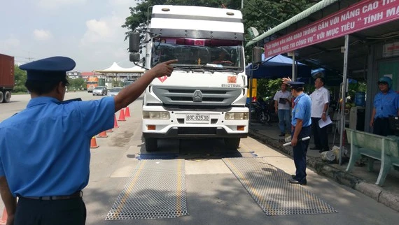 Kiểm tra tải trọng phương tiện tại Trạm cân số 3 trên đường Nguyễn Văn Linh. Ảnh: HUY KHÁNH