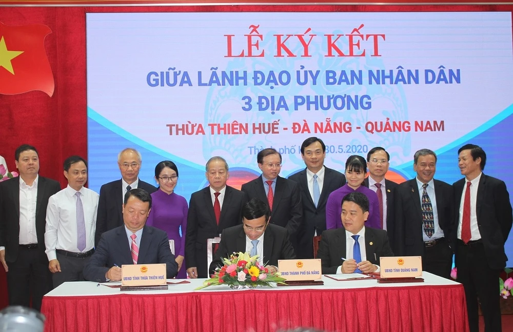 Lãnh đạo 3 địa phương ký kết và công bố chương trình liên kết hành động phục hồi và phát triển du lịch trong bối cảnh mới. Ảnh: VGP