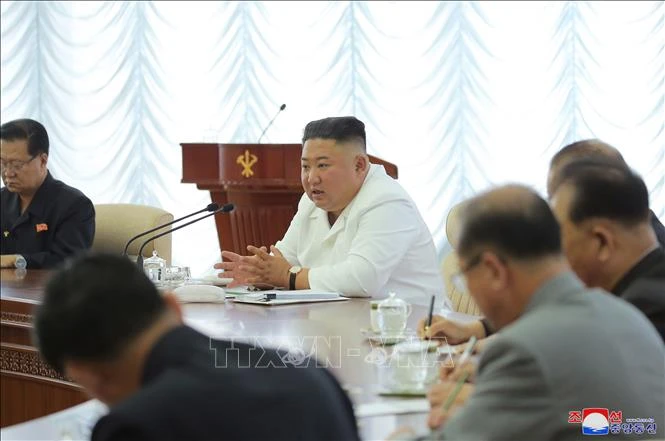 Nhà lãnh đạo Kim Jong-un (thứ 2, trái sang) chủ trì hội nghị lần thứ 13 của Bộ Chính trị đảng Lao động Triều Tiên ở Bình Nhưỡng ngày 7/6/2020. Ảnh: YONHAP/TTXVN