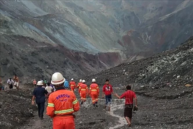  Lực lượng cứu hộ tìm kiếm nạn nhân sau vụ lở đất ở bang Kachin, Myanmar ngày 2-7-2020. Ảnh: AFP/TTXVN