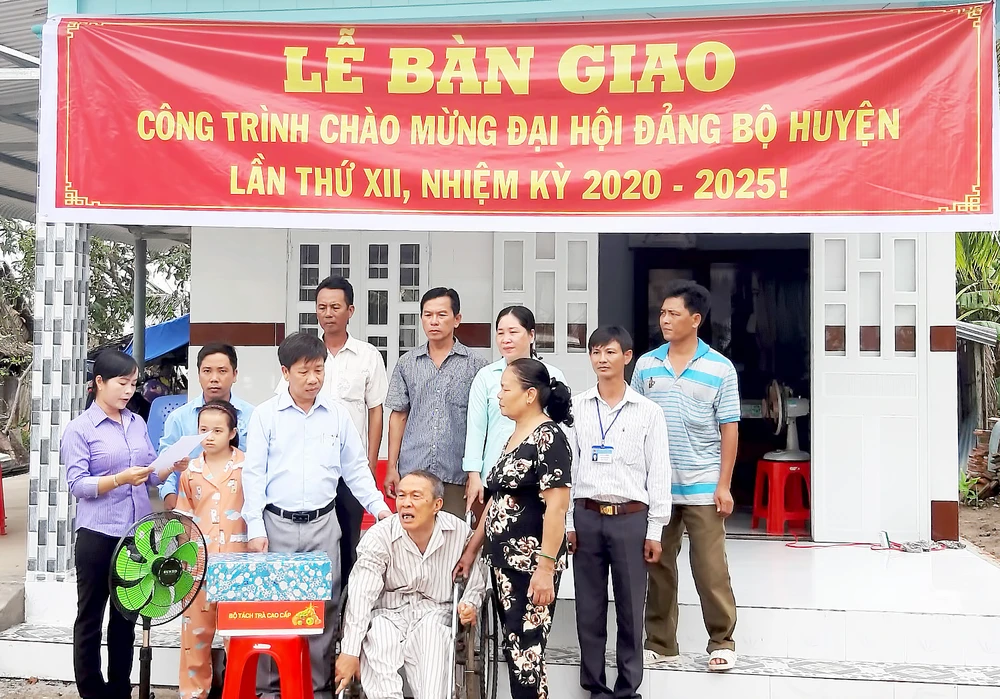 Ông Ngô Văn Thu rơi nước mắt khi nhận nhà mới. Ảnh: Huỳnh Lợi