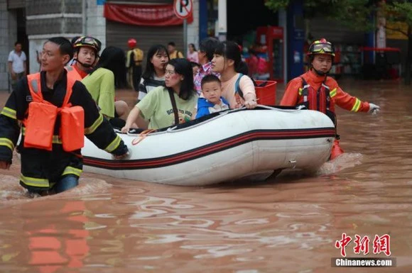 Mưa lớn tại Trùng Khánh, Trung Quốc. Ảnh: Chinanews