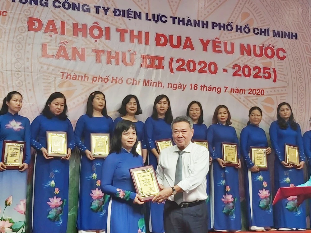 Các tập thể, cá nhân điển hình Tổng Công ty Điện lực TPHCM nhận bằng khen của Thủ tướng Chính phủ