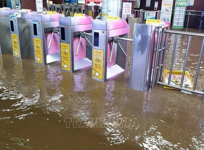 Nhà ga tàu điện ngầm bị ngập sau mưa lớn tại Busan, Hàn Quốc, ngày 23-7-2020. Ảnh: Yonhap/TTXVN