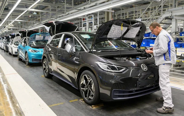 Nhân viên làm việc tại một nhà máy sản xuất của Volkswagen. Ảnh: Reuters