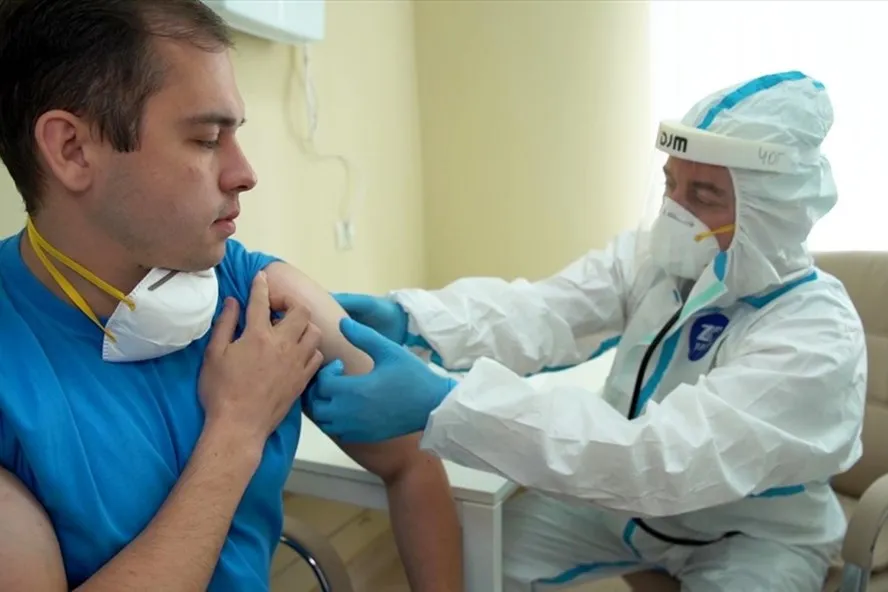 Thử nghiệm tiêm vaccine Covid-19 cho một tình nguyện viên Nga. Ảnh: Bộ Quốc phòng Nga/Ria Novosti
