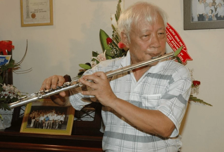 GS Đặng Đình Áng trình diễn flute vào dịp sinh nhật tuổi 80