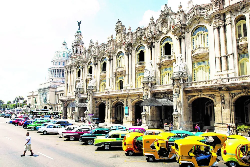Khu phố cổ Havana - địa điểm du lịch nổi tiếng ở thủ đô La Habana của Cuba