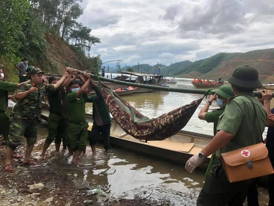 Di chuyển nạn nhân tử vong đầu tiên trong số 17 người mất tích tại khu vực thủy điện Rào Trăng 3