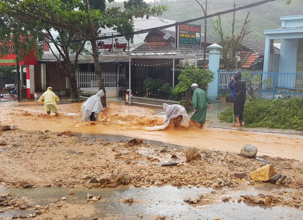 Sau bão, người dân trở về trong tan hoang ảnh 4