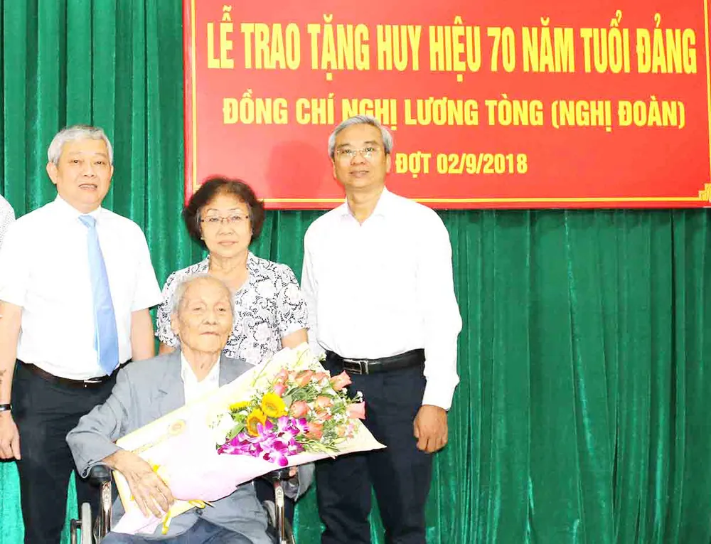 Đồng chí Nghị Đoàn khi nhận Huy hiệu 70 năm tuổi Đảng