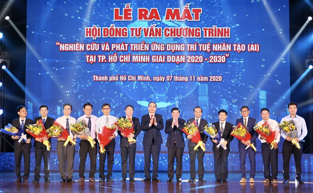 Đồng chí Nguyễn Thiện Nhân và đồng chí Nguyễn Thành Phong chúc mừng ra mắt Hội đồng tư vấn Chương trình “Nghiên cứu và phát triển ứng dụng AI tại TPHCM giai đoạn 2020 - 2030”. Ảnh: HOÀNG HÙNG