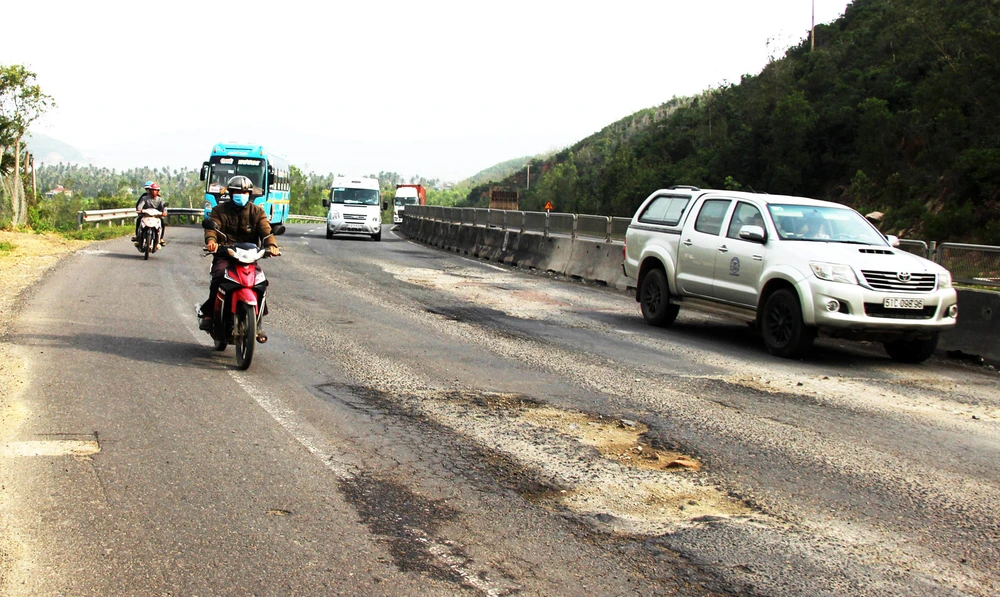 Mặt đường QL1A, đoạn qua xã Xuân Thịnh (thị xã Sông Cầu, Phú Yên) nát bươm. Ảnh: NGỌC OAI