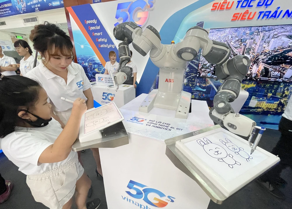 Trình diễn cánh tay robot qua 5G. Ảnh: T.Ba