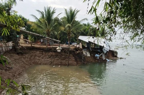 Sạt lở tại khu vực bờ sông Tiền (thuộc khóm Sở Thượng, phường An Lạc, TX Hồng Ngự, tỉnh Đồng Tháp