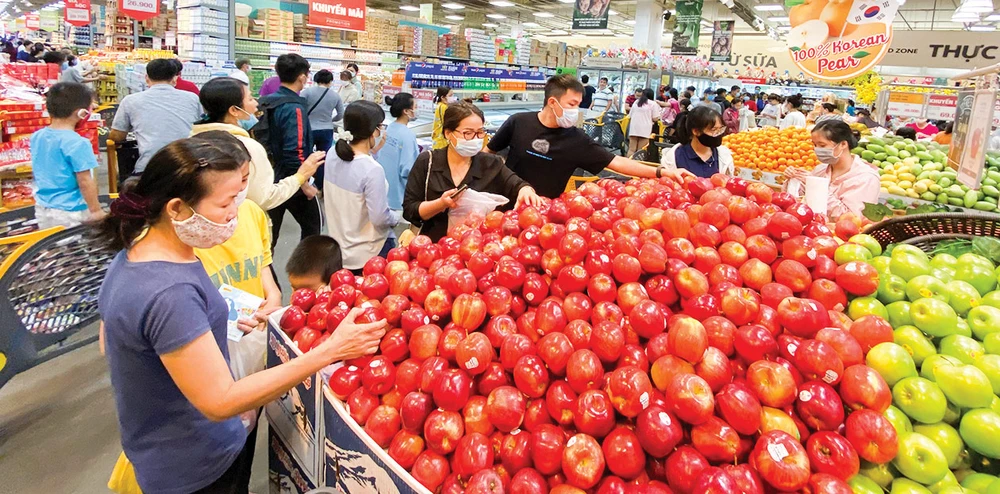 Người dân mua sắm tại Emart, Gò Vấp, TPHCM. Ảnh: CAO THĂNG