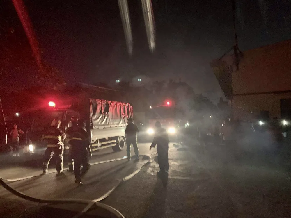 Cháy lớn tại công ty giày ở quận Bình Tân, 198 chiến sĩ nỗ lực cứu hỏa ảnh 2