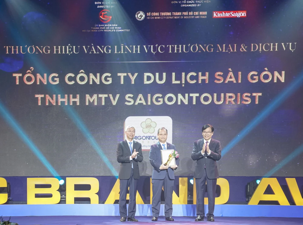 Ông Nguyễn Bình Minh, Tổng Giám đốc Saigontourist Group nhận giải Thương hiệu Vàng TPHCM năm 2020