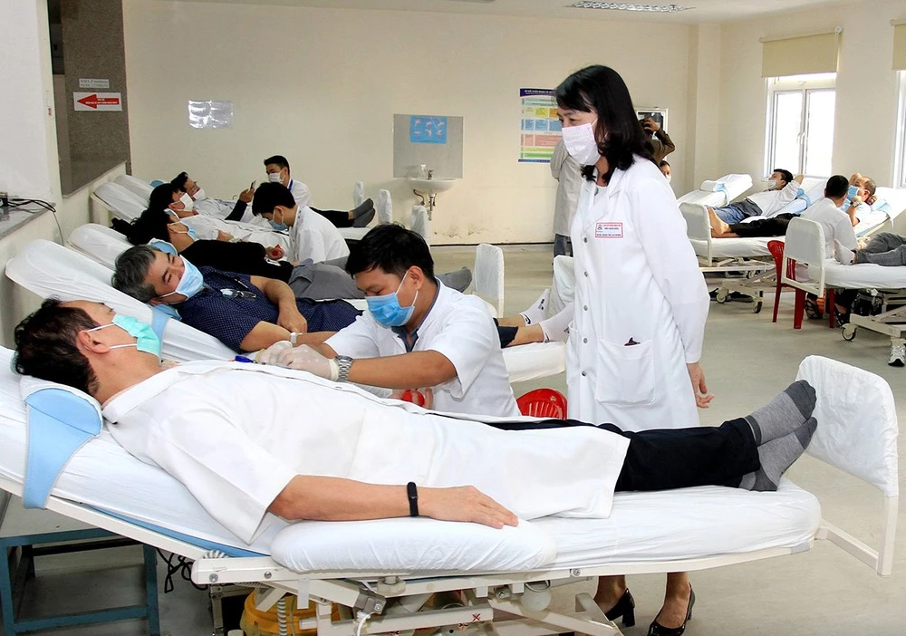 Giọt máu hồng từ tấm lòng y đức ảnh 2 Giọt máu hồng từ tấm lòng y đức ảnh 2