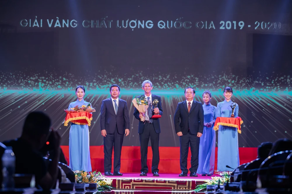 Ông Tal Cohen, Tổng Giám đốc Công ty CP Thực phẩm Sữa TH nhận giải Vàng Chất lượng quốc gia 2019-2020