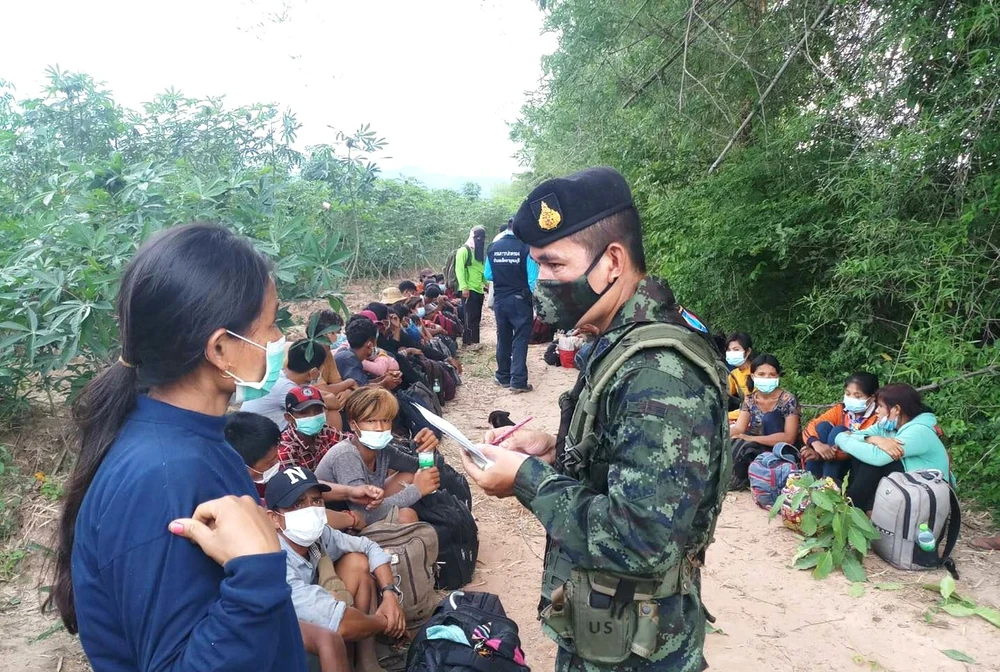 Cảnh sát Thái Lan kiểm tra người nhập cư từ Myanmar