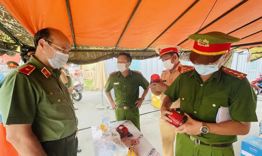 Công an TPHCM tăng cường kiểm tra cửa ngõ ra vào thành phố ảnh 2