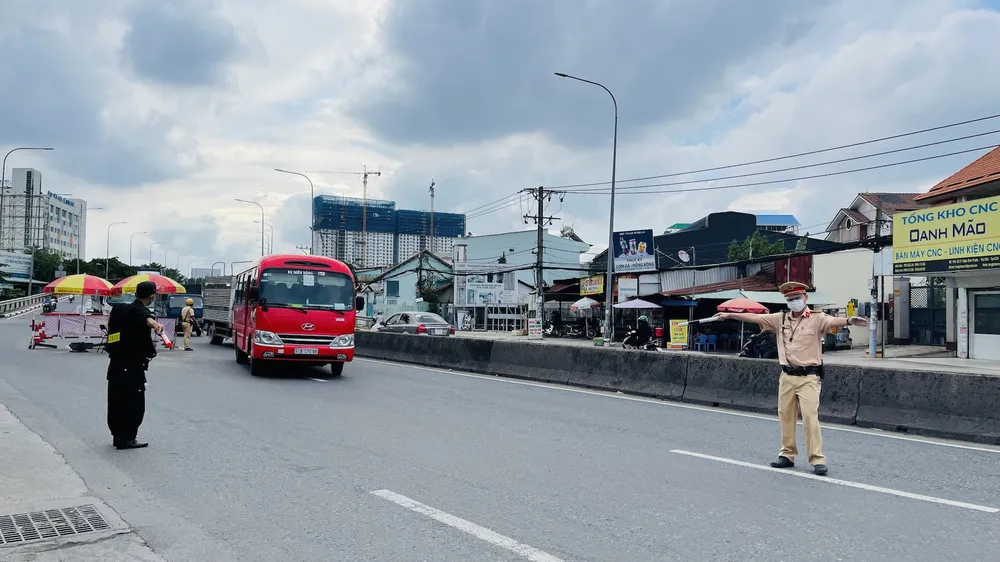 Công an TPHCM tăng cường kiểm tra cửa ngõ ra vào thành phố ảnh 4