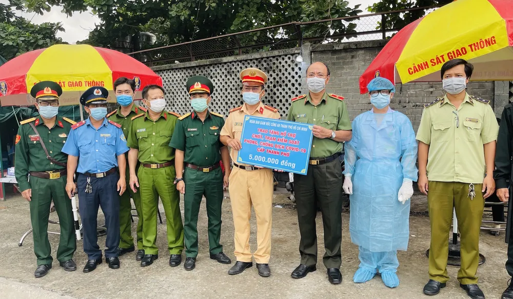 Công an TPHCM tăng cường kiểm tra cửa ngõ ra vào thành phố ảnh 5