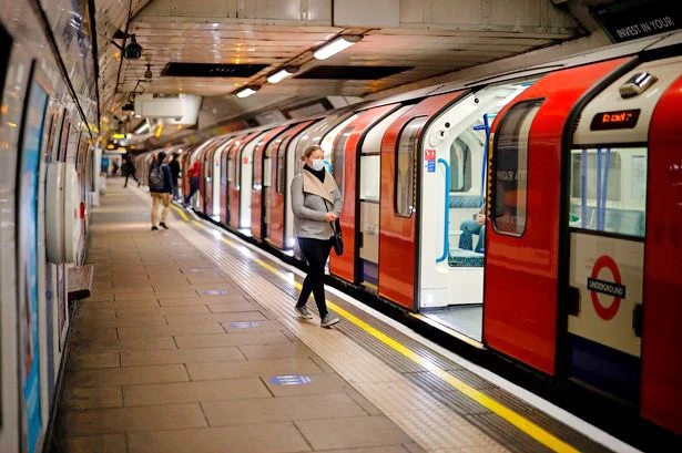 Ga tàu điện ngầm vắng người ở London trong mùa dịch Covid-19