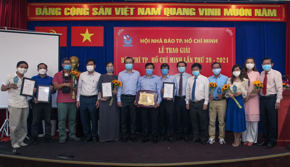 Báo SGGP đoạt 8 giải Báo chí TPHCM năm 2021 ảnh 8
