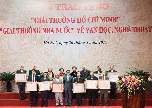 Lễ trao tặng Giải thưởng Hồ Chí Minh, Giải thưởng Nhà nước về văn học, nghệ thuật. Ảnh: Kinhtedothi.vn