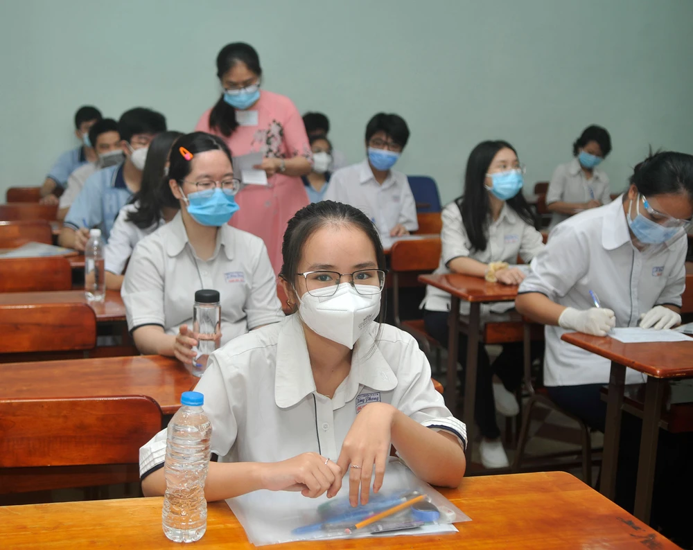 Thí sinh tại điểm thi Trường THPT chuyên Lê Hồng Phong trước giờ thi môn Ngữ văn. Ảnh: CAO THĂNG