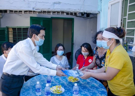 Đoàn công tác của Tỉnh ủy Bà Rịa - Vũng Tàu trao thư khen của Bí thư Tỉnh ủy cho gia đình anh N.T.T