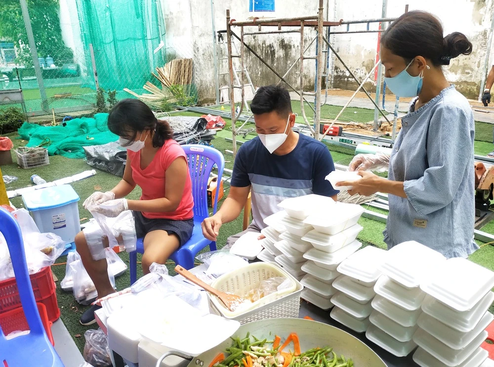 Bếp dã chiến chuẩn bị những phần cơm gửi tặng y bác sĩ, tình nguyện viên