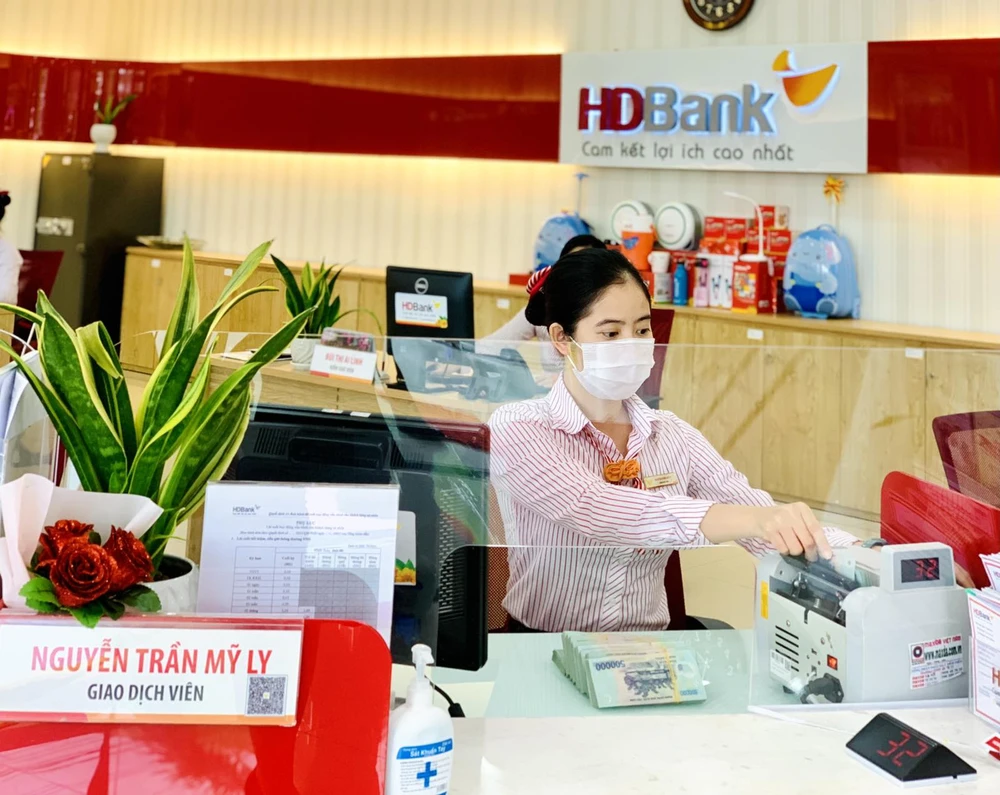 Thu nhập dịch vụ tăng mạnh, HDBank hoàn thành 58% kế hoạch năm