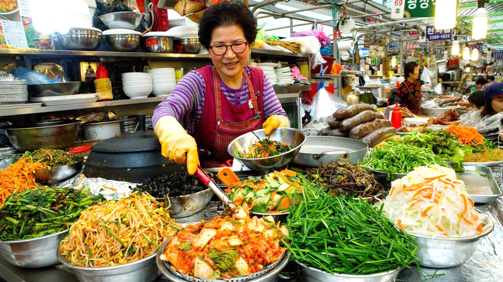 Một gian hàng bán thức ăn chay ở chợ Gwangjang, Seoul