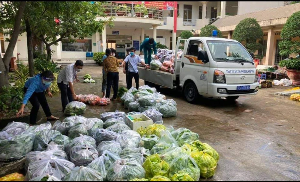 Trụ sở UBND phường Hiệp Phú thành nơi tập kết hàng hóa, cán bộ phường trực tiếp vận chuyển nhu yếu phẩm đến người dân. Ảnh: THU HƯỜNG