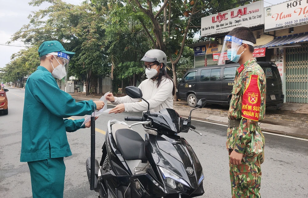 Từ 0 giờ ngày 25-8, tại TPHCM, tất cả các loại giấy đi đường sẽ do Cơ quan Công an cấp. Ảnh: DŨNG PHƯƠNG