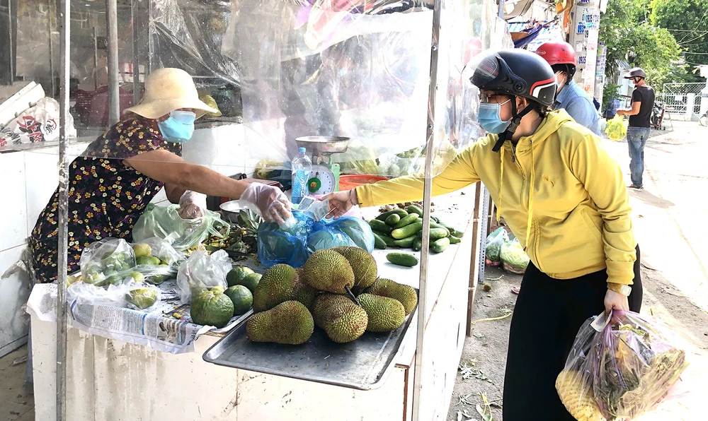 Lắp vách ngăn phòng chống dịch tại chợ Ngã Ba Bầu, huyện Hóc Môn. Ảnh: BÙI ANH TUẤN