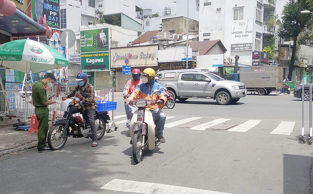 Kiểm tra giấy tờ tại chốt kiểm soát Phan Bội Châu - Bạch Đằng, quận Bình Thạnh ngày 15-9. Ảnh: MINH NGHĨA